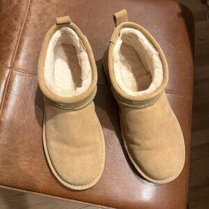 BearPaw super shorty boots size 9 iced coffee color